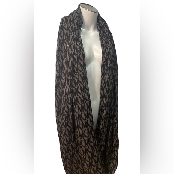 Michael kors logo”MK” blank and gray large scarf - Picture 10 of 12
